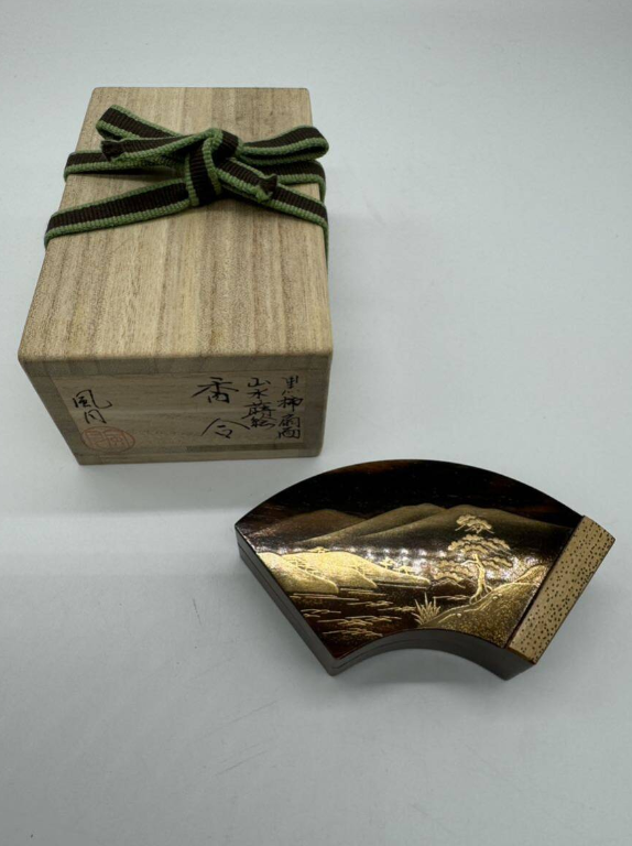 北浜風月 黒柿山水 蒔絵 扇面香合