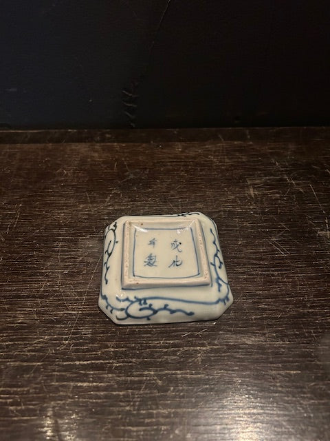 伊万里 染付蛸唐草文 隅切小皿