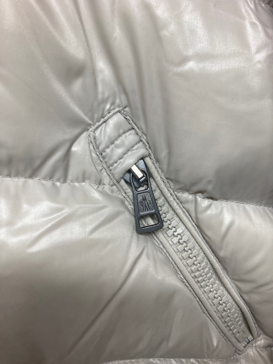 モンクレール ダウンジャケット オフホワイト