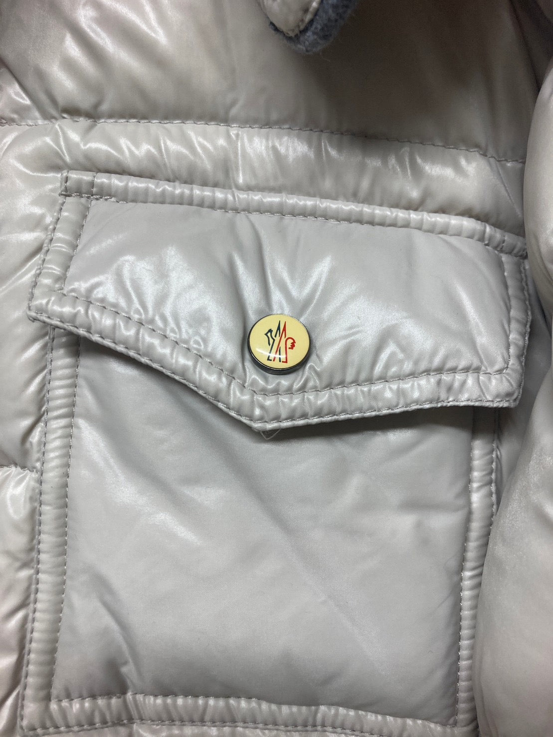 モンクレール ダウンジャケット オフホワイト