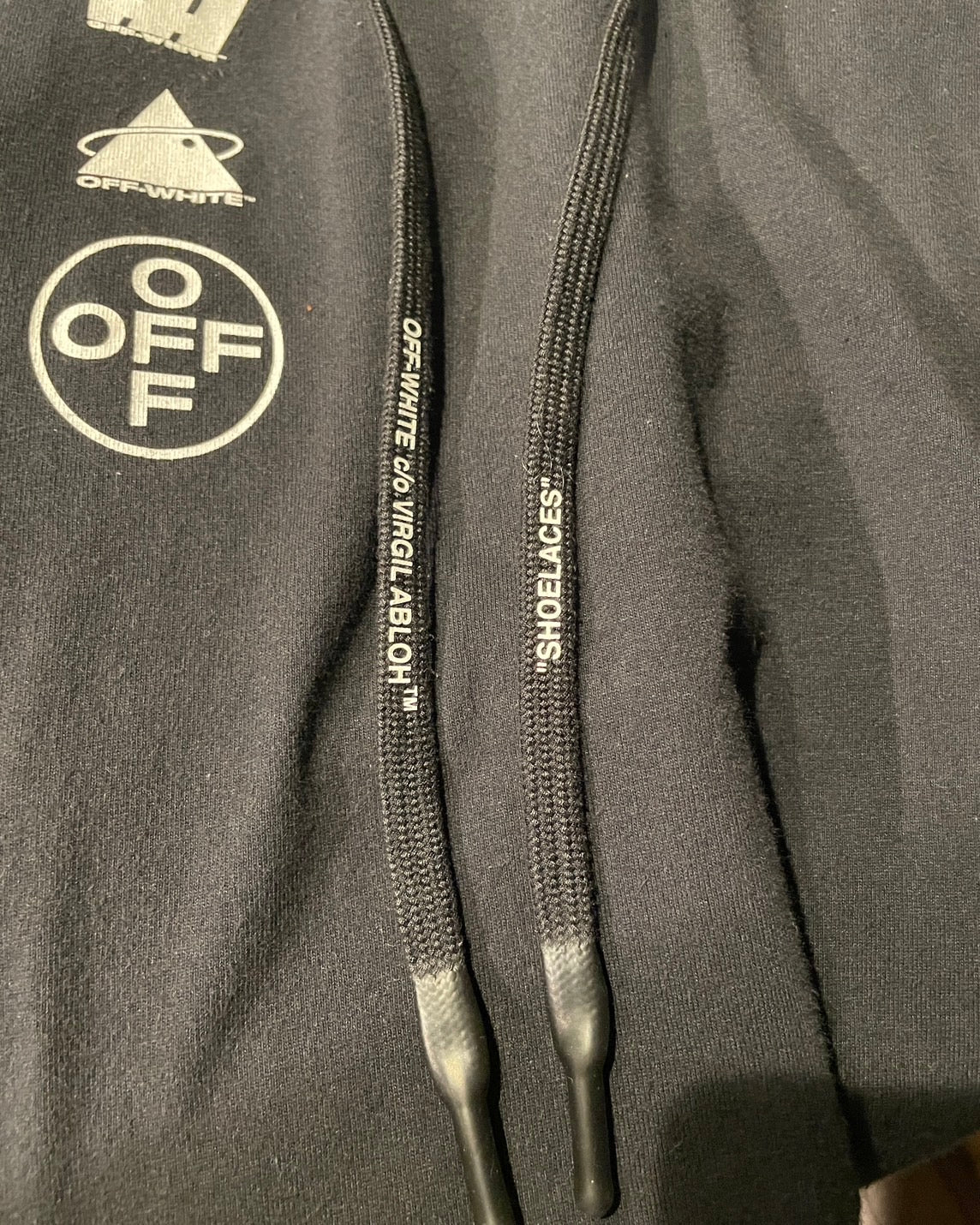 オフホワイト パーカー ブラック