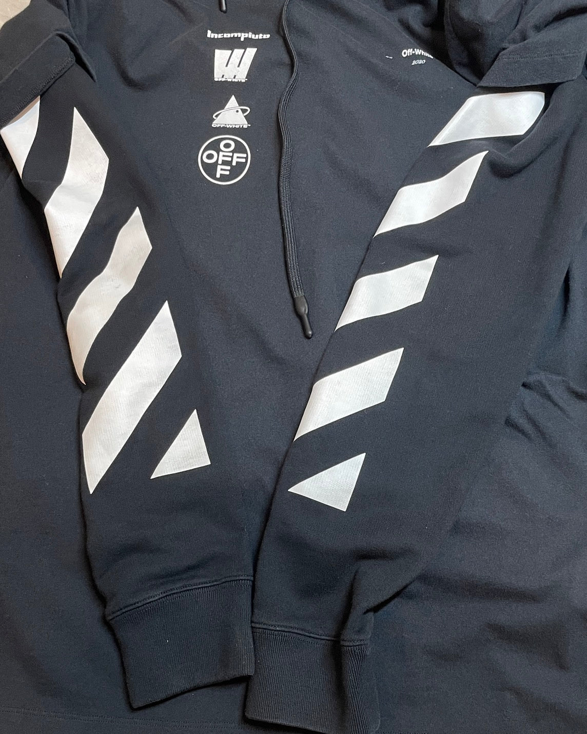 オフホワイト パーカー ブラック