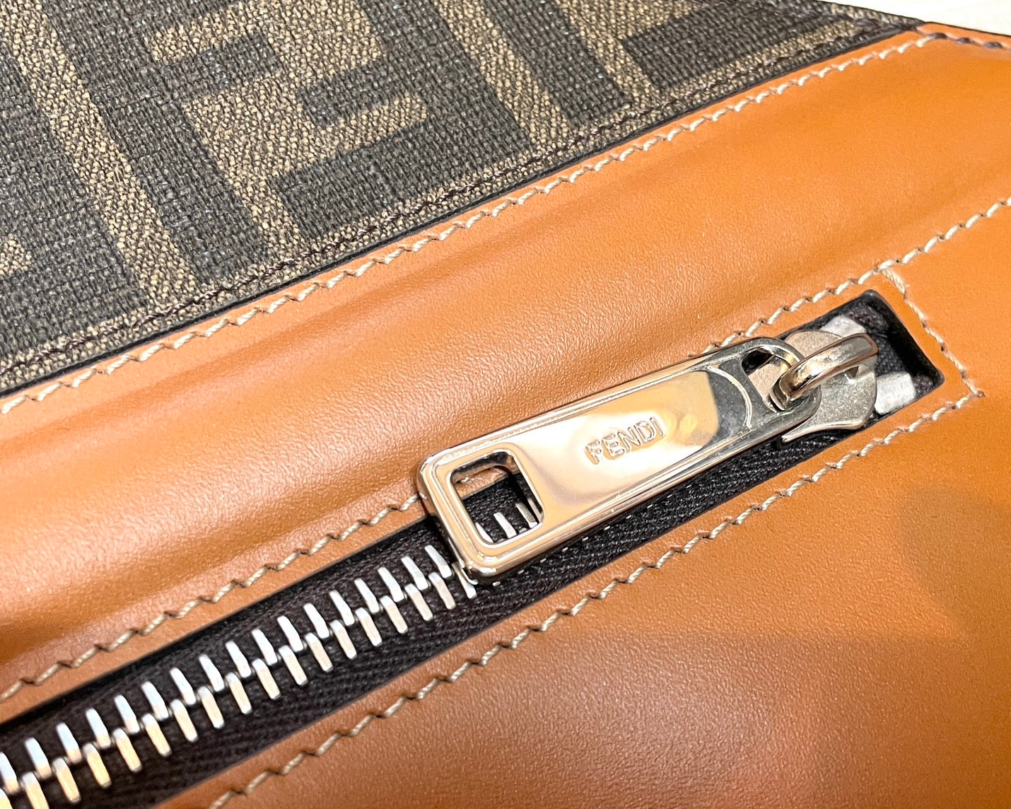 フェンディ レザー クラッチバッグ ズッカ柄