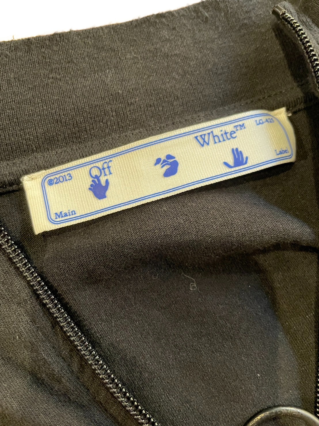 オフホワイト ジップアップ Tシャツ