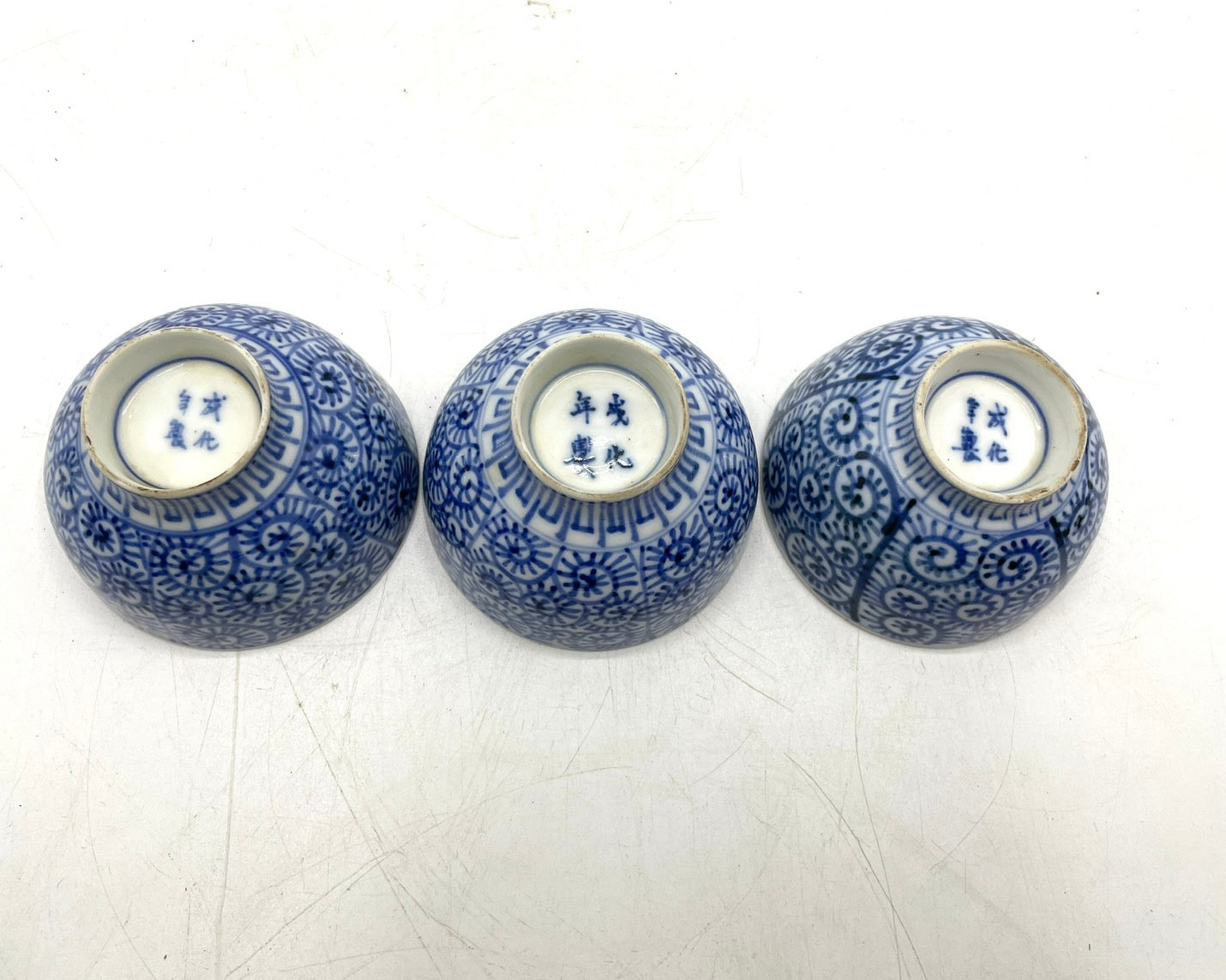 支那焼 染付 蛸唐草文 湯呑 成化年製