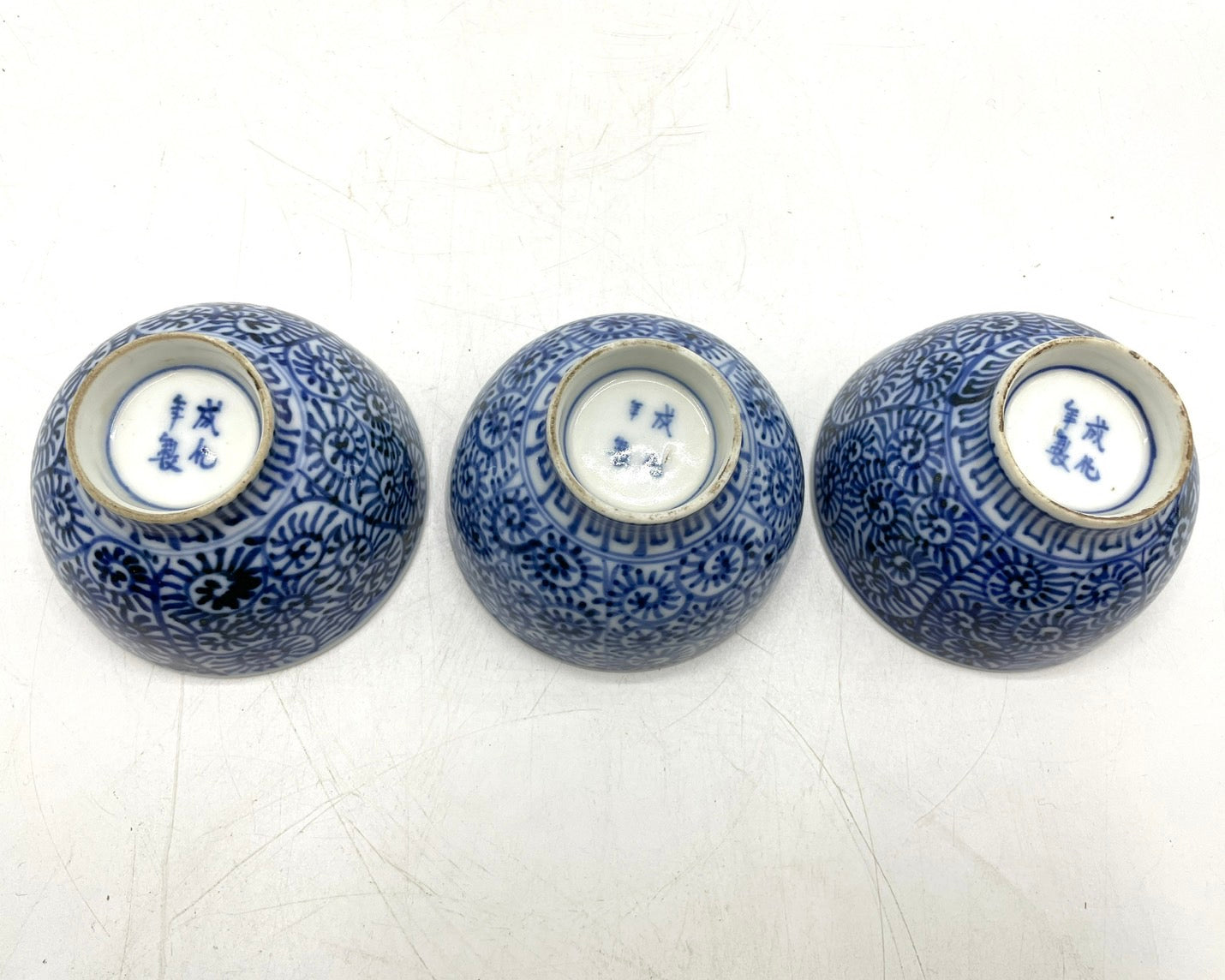 支那焼 染付 蛸唐草文 湯呑 成化年製