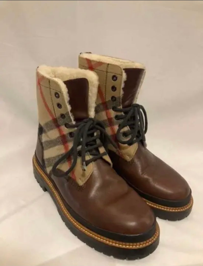 バーバリー ムートンブーツ