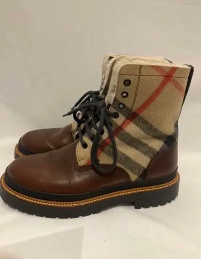 バーバリー ムートンブーツ