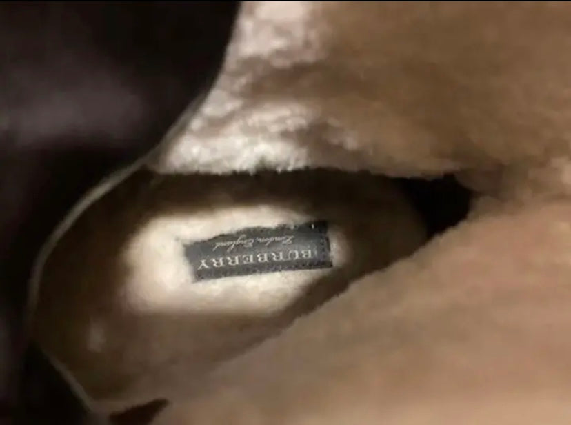 バーバリー ムートンブーツ