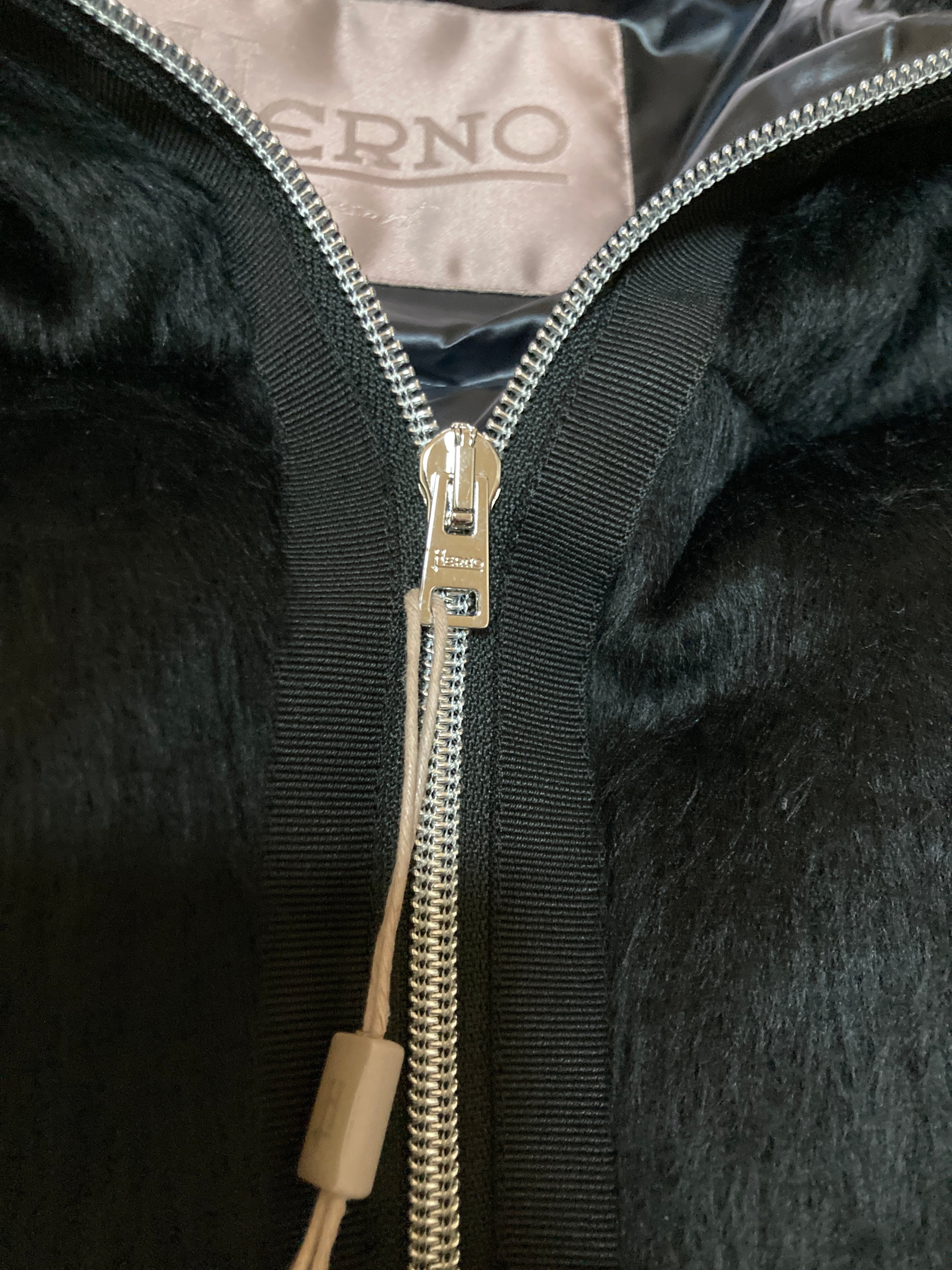 ヘルノ マキシキルテッドボンバー リゾート ファー ダウンジャケット