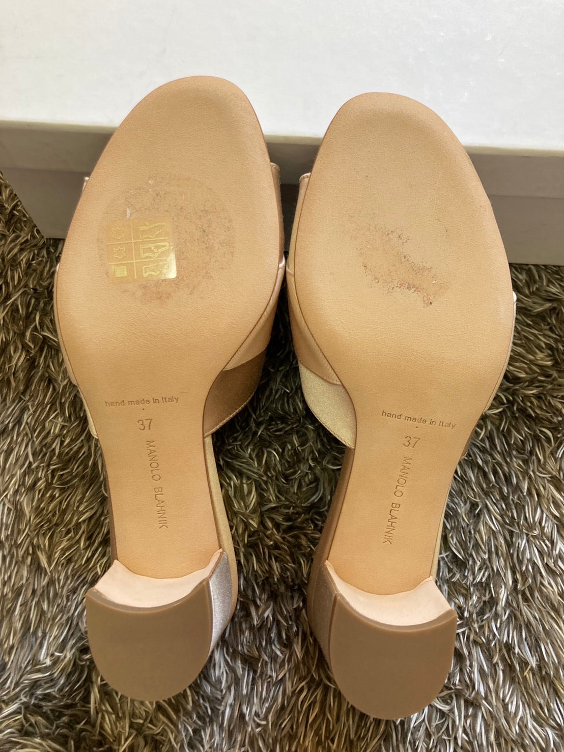 マノロブラニク ハンギシ ヒール サンダル