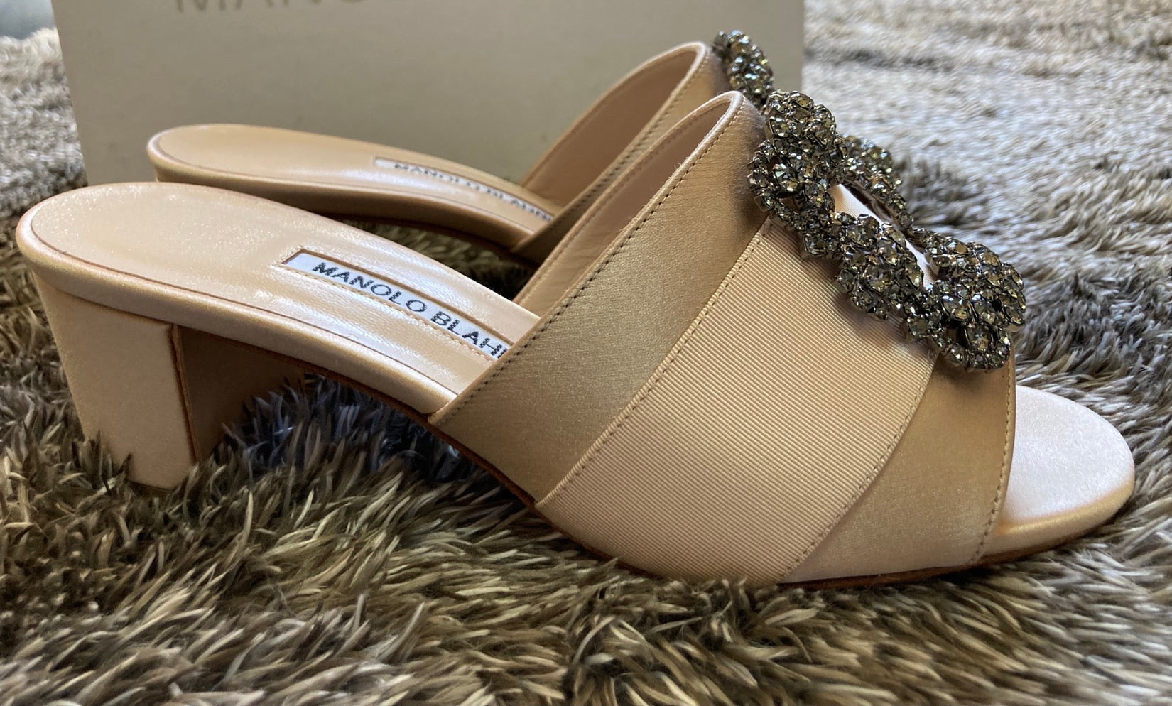 マノロブラニク ハンギシ ヒール サンダル