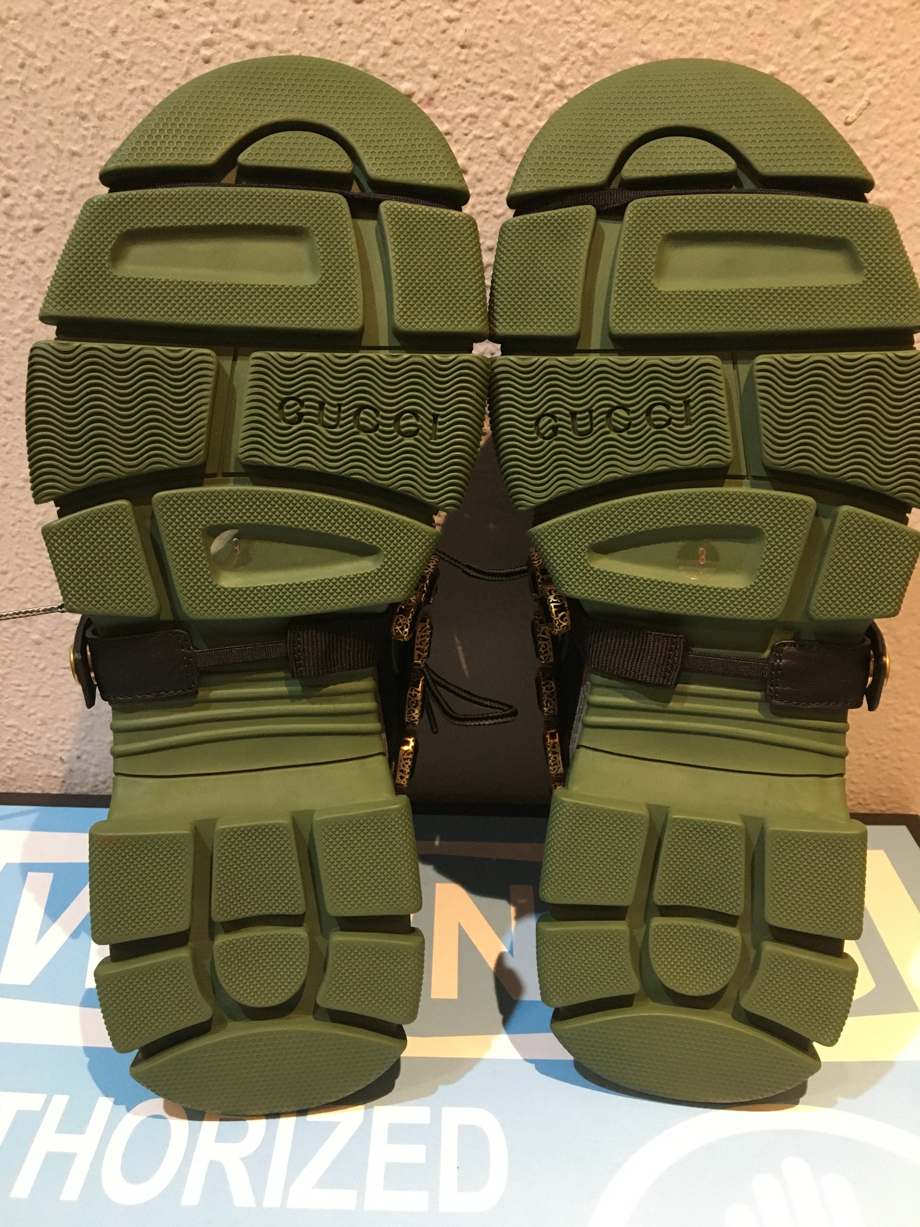 グッチ フラッシュ トレック クリスタル スニーカー