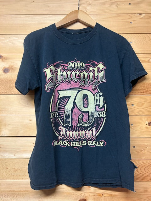 メンズヴィンテージ　Tシャツ　【2019年第79回スタージズ・ブラックヒルズ・ラリー記念】ブラック
