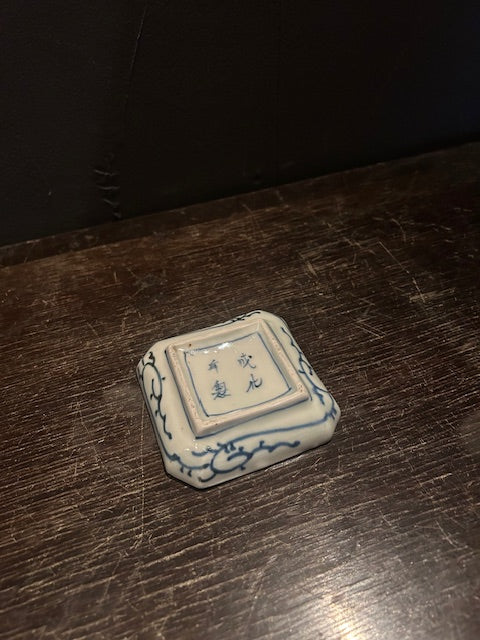 伊万里　染付蛸唐草文　隅切小皿