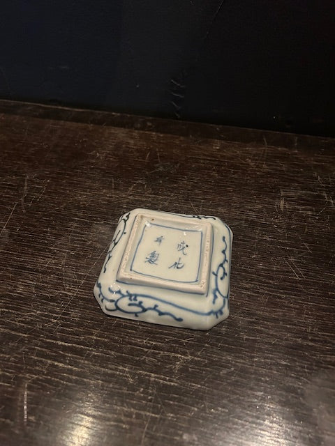 伊万里　染付蛸唐草文　隅切小皿